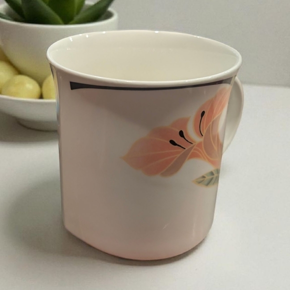 Villeroy & Boch Floral Mug with Peach and Green Design - Picture 5 of 7